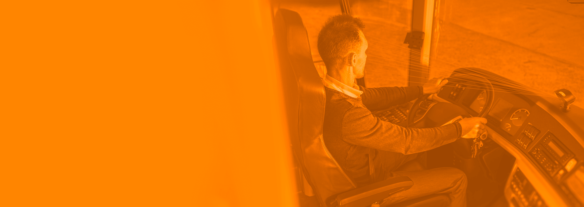 Conductor de vehículo de transporte siendo monitoreado en cabina. Representa la prevención de fatiga y distracción mediante las soluciones de seguridad de Gauss Control. versión web.